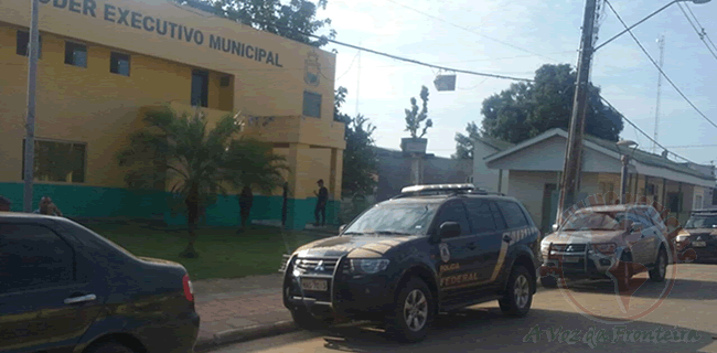 veiculos-da-policia-federal-em-frente-a-prefeitura-de-assis-brasil