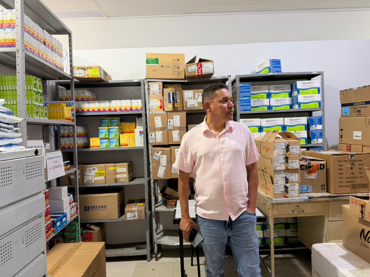 Jerry Correia visita Farmácia e destaca abastecimento de medicamentos em Assis Brasil