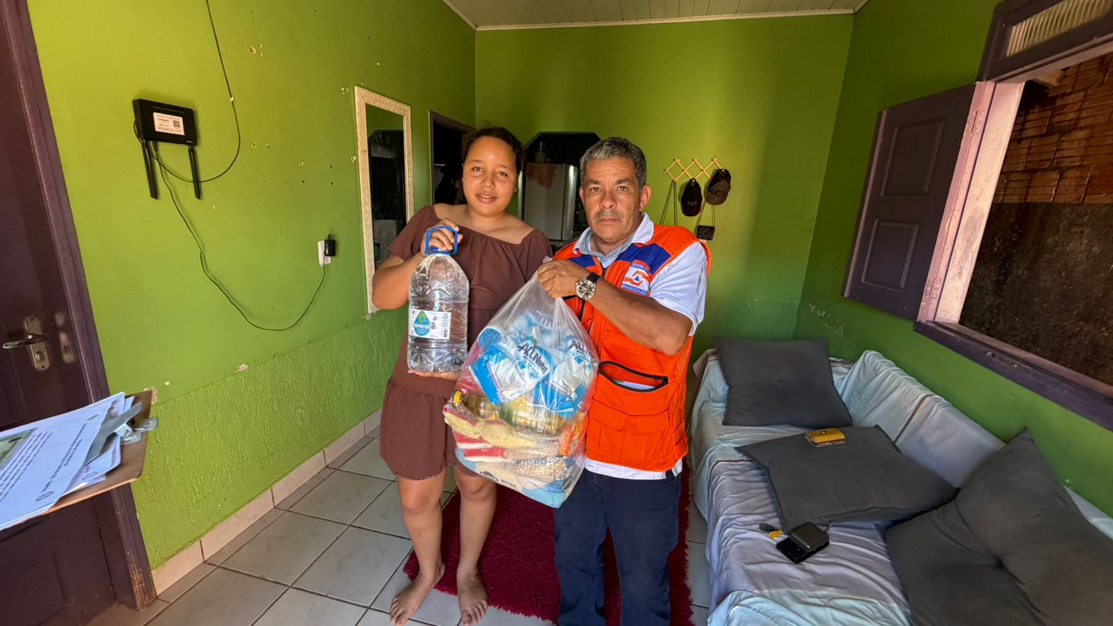 Carlinhos do Pelado acompanha ação e Prefeitura entrega 450 itens às famílias afetadas pelas chuvas