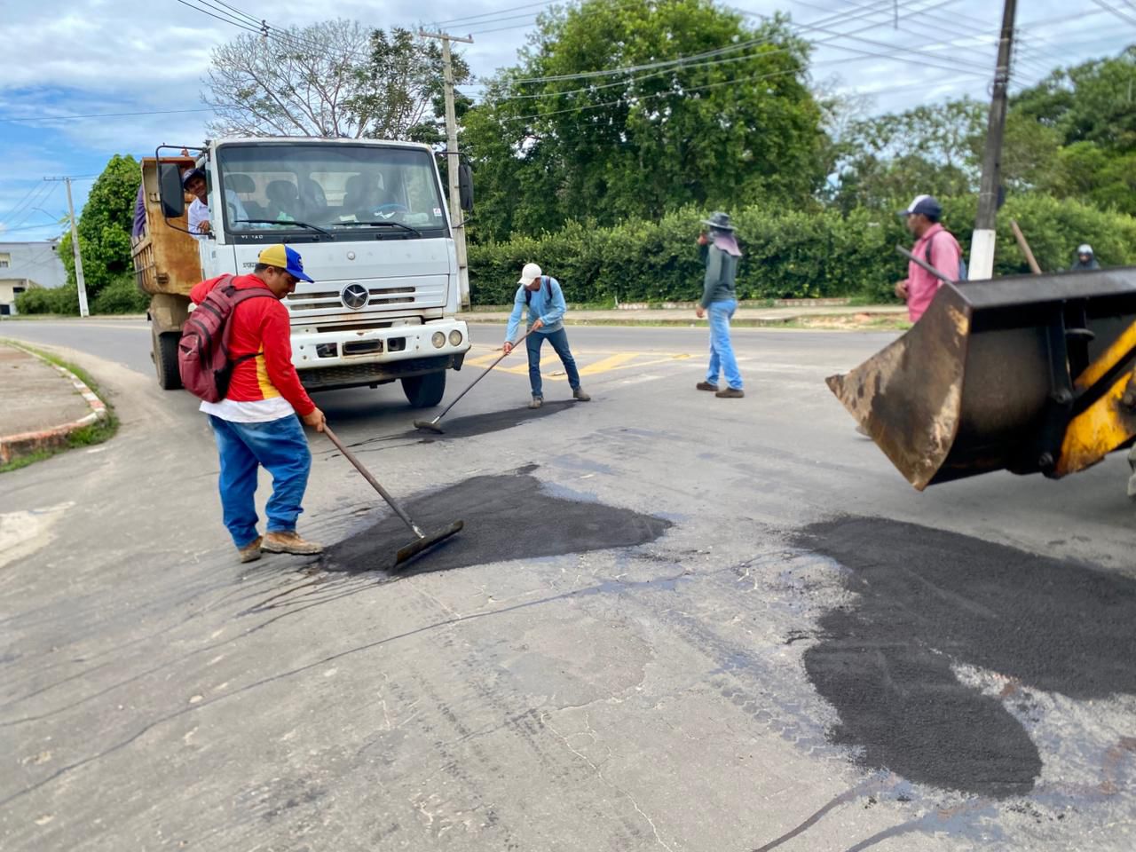 Prefeito Zequinha Lima intensifica obras urbanas e aplica 40 toneladas de asfalto em Cruzeiro do Sul