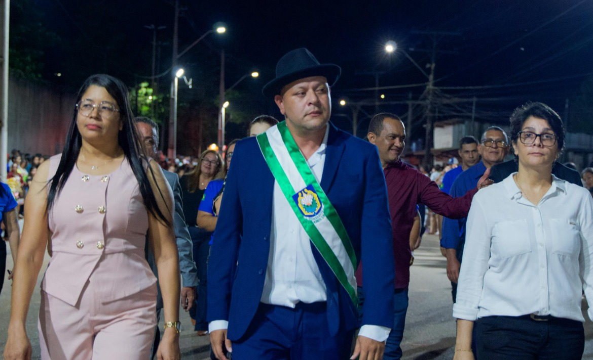 Sérgio Mesquita comanda maior desfile cívico da história de Epitaciolândia em celebração aos 34 anos