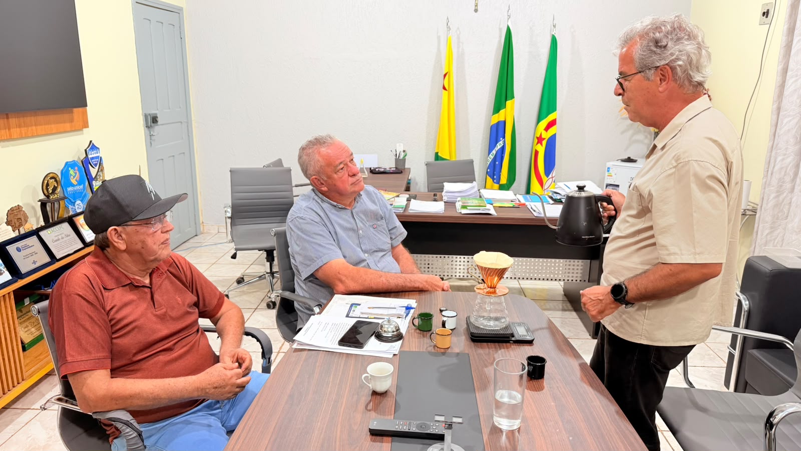 Ao receber Jorge Viana na Prefeitura, Camilo Silva declara apoio a Lula e destaca legado do ex-governador em Plácido de Castro
