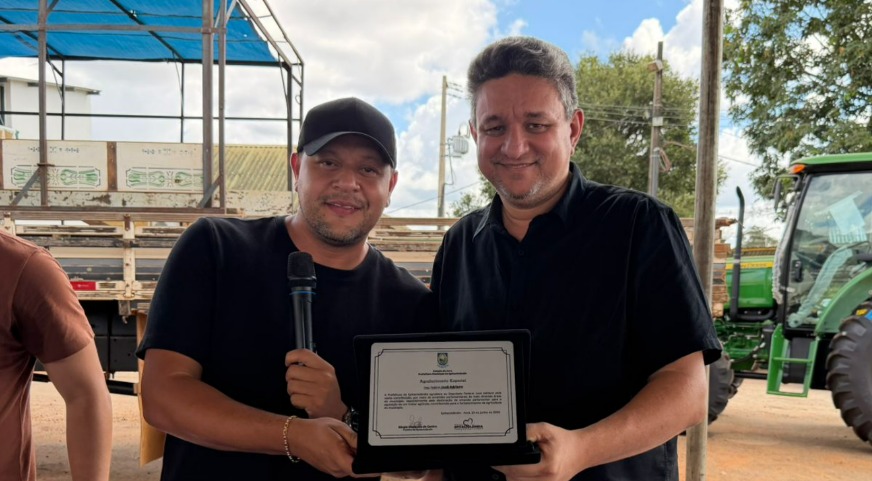 Sérgio Mesquita reforça apoio ao campo com entrega de trator agrícola para produtores rurais de Epitaciolândia