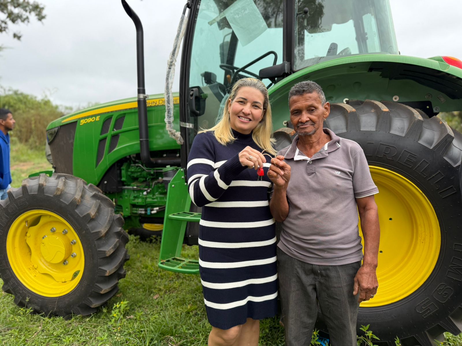 Prefeitura de Epitaciolândia realiza entrega de trator agrícola à comunidade Chora Menino