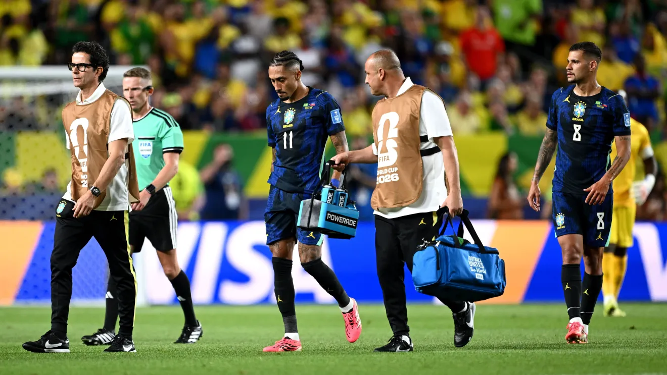 Raphinha sofre lesão muscular, inicia tratamento intensivo e preocupa a Seleção Brasileira na Copa