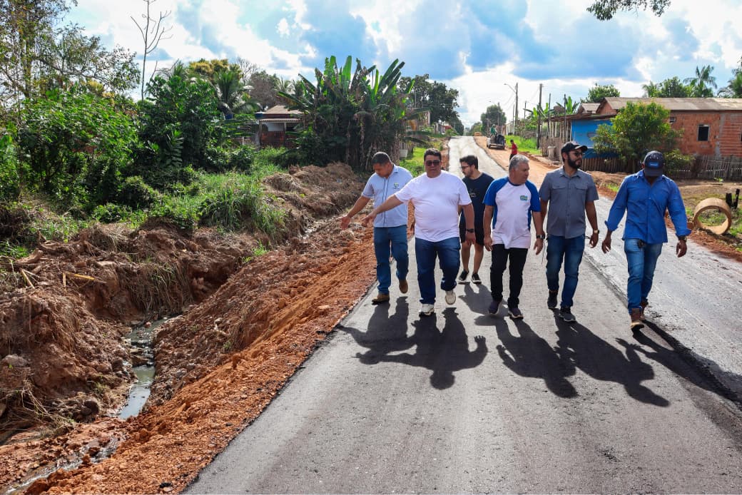 Após enxurrada, rua de acesso aos bairros Alberto Castro, Eldorado e Samaúma recebe pavimentação