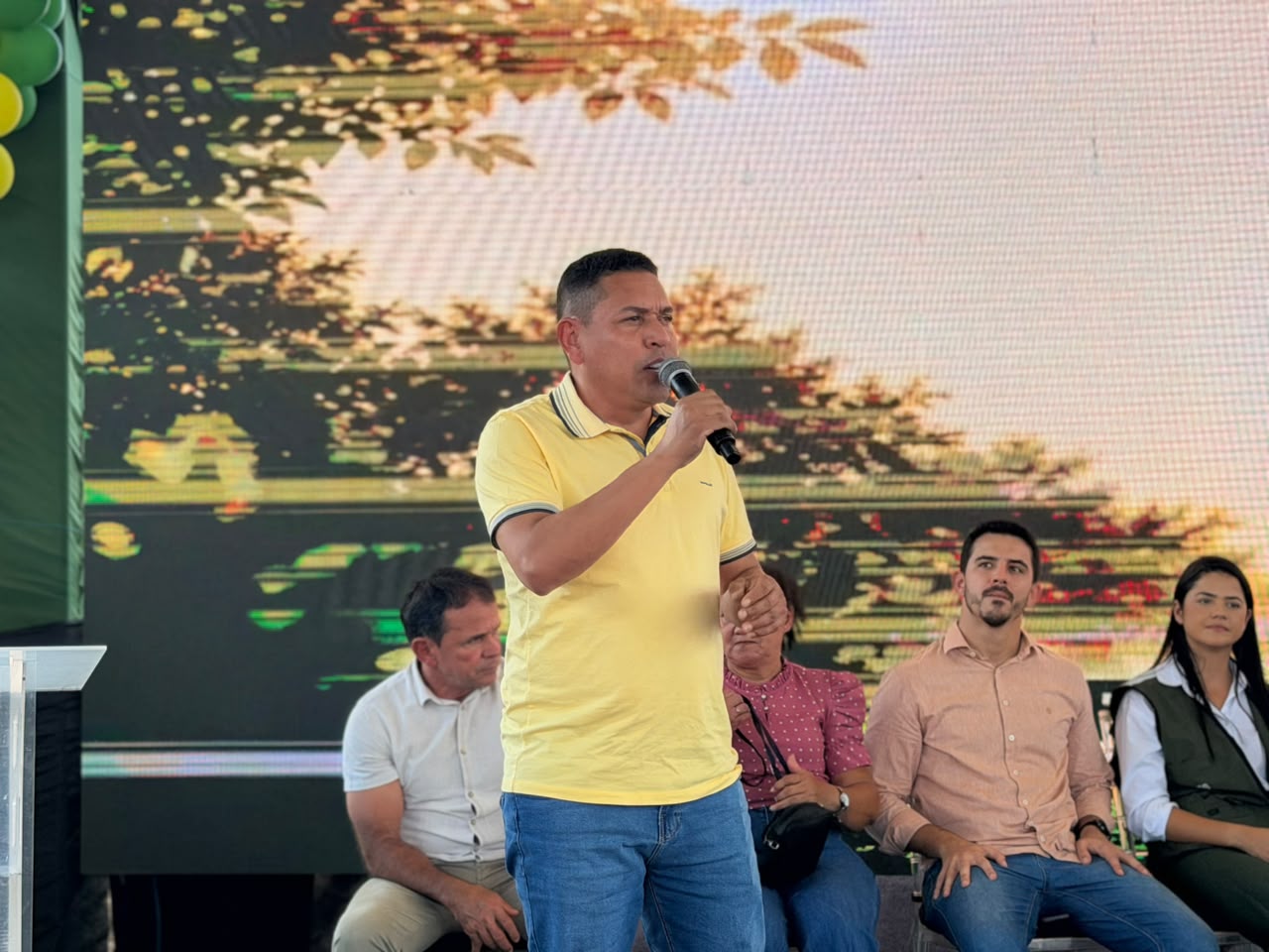Jerry Correia celebra entrega de mais de 444 títulos definitivos e anúncio de novos investimentos