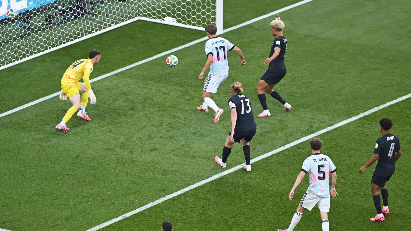 Filho de imigrantes africanos lidera goleada e faz seleção de Donald Trump cair de quatro na Copa do Mundo